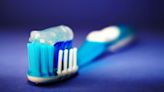 5 hábitos que debes cambiar para evitar la acumulación de bacterias en tus dientes, según experto