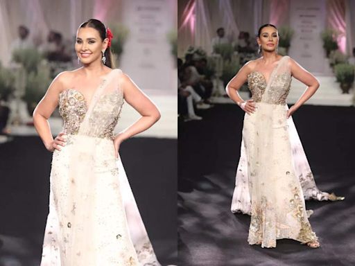 'Afreen-Afreen' girl Lisa Ray makes a stunning comeback for Rahul Mishra at India Couture Week - Times of India