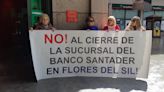 Flores del Sil pide al banco Santander un servicio presencial en la sucursal cerrada tras conseguir mantener el cajero