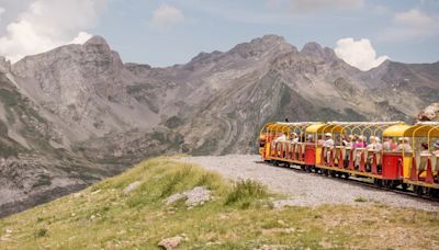 El tren turístico más alto de Europa está a solo media hora de España: un recorrido increíble hasta un lago de aguas cristalinas