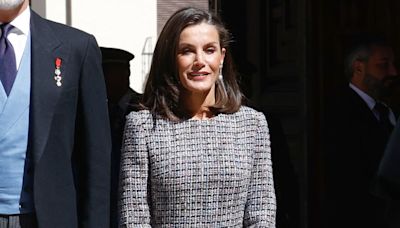 La reina Letizia estrena el vestido de 'tweed' desflecado perfecto para las invitadas más clásicas