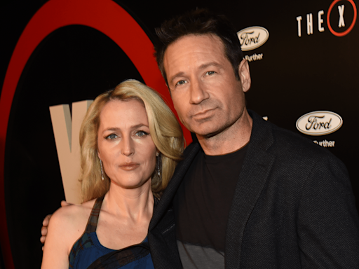Gillian Anderson Finally Explained Her Iconic Emmys Moment With David Duchovny & Fans Can’t Get Enough