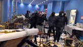 影/紐約中國餐館遭十幾名暴徒闖入掀桌砸店 員工嚇壞：這座城市越來越不安全了