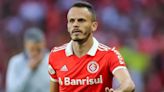 Lateral do Internacional sofre forte choque e fica desacordado em campo; veja o lance