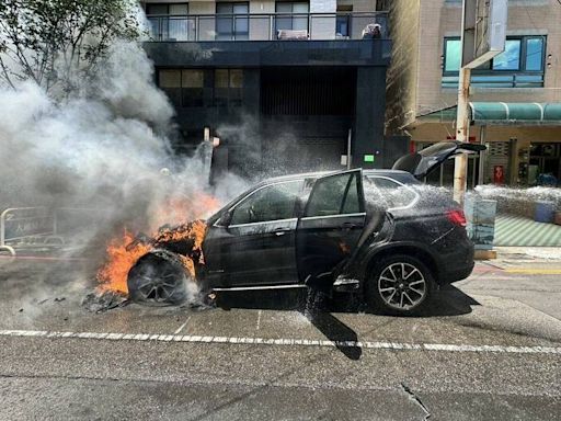 BMW休旅車停路邊突火燒車 引擎室「發爐」冒出大火畫面曝