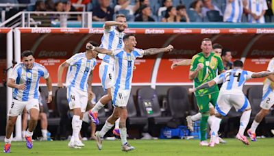 Jogadores da Argentina cantam música racista durante festa do título da Copa América; veja