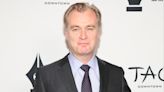 A Christopher Nolan 'le encanta el chisme', según Emily Blunt