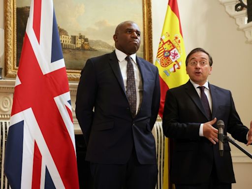 Los cancilleres español y británico buscan un acuerdo sobre Gibraltar en una reunión en Londres