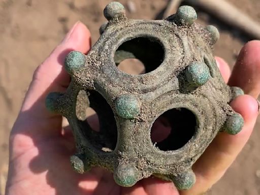 "Un gran enigma": arqueólogos aficionados encontraron un misterioso objeto romano
