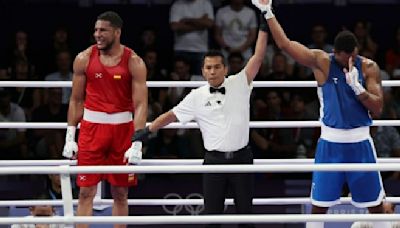 Duelo de cubanos nacionalizados: Berto Alfonso derrota a Reyes y pasa a la final olímpica de boxeo