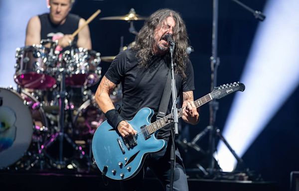 Foo Fighters sell out Dallas tour opener; give shoutouts to Dimebag Darrell, Taylor Hawkins