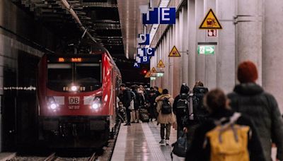 衰！日男落軌「特快車咻一聲」把他撞飛 15歲女月台上遭波及膝蓋骨折