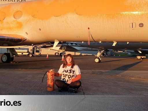 Dos activistas climáticas rocían con pintura dos jets en el aeropuerto de Londres donde ha aterrizado Taylor Swift