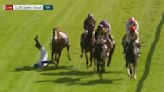 El jockey Christophe Soumillon le dio un codazo a otro jinete en plena carrera, lo tiró del caballo y fue suspendido por dos meses en Francia