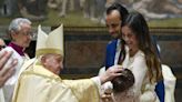 El papa Francisco bautiza a 13 niñas y niños en la capilla Sixtina
