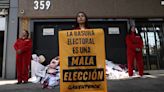 Greenpeace devuelve basura electoral a las sedes de los partidos políticos en CDMX