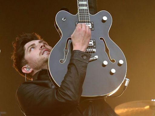 Twin Atlantic star told to "ditch Scottish accent" for fame