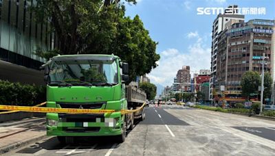 快訊／明顯死亡！北市曳引車右轉撞單車 女騎士當場被輾斃