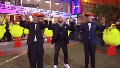 Sanremo, la Rai fa causa a John Travolta per le scarpe: chiesti i danni e lo stop al compenso