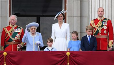 Buckingham Palace opens room to Queen Elizabeth's famous balcony photos. What's the catch?