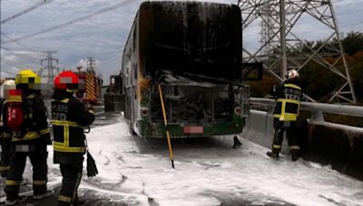 國中足球隊北上參賽遇火燒車 32師生平安疏散無人受傷