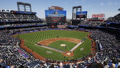 New York Mets fan pelted with hot dogs on $1 night; record 44,269 sold