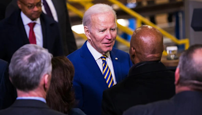 An Anti-Immigration Group Said Biden Flew 33K Migrants 'Straight to New York.' That's Misleading