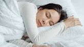 Dormir en esta posición reduce el riesgo de demencia y favorece la desintoxicación del cerebro, según neurólogos