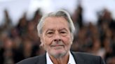 Grave denuncia de los hijos de Alain Delon: acusan a su cuidadora de aislarlo y hacerse pasar por él luego de su ACV