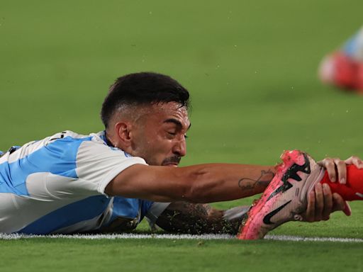 El “tackle” de rugby de Nicolás González a Mauricio Isla y el reclamo airado en redes sociales de los hinchas chilenos en el partido de la Copa América