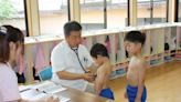 不想裸上身讓男醫健檢惹議，日本小6女學生落淚...老師卻回：這是規定！