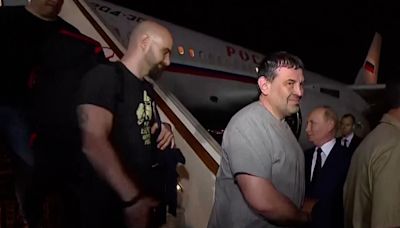 Vídeo | Vídeo | Así fue el saludo entre Putin y el periodista español Pablo González en Rusia tras el intercambio de presos