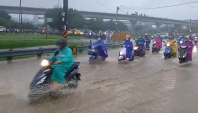 雨彈強襲新莊！五股蘆洲淹成小河「淹沒半輪」 騎士涉水險象環生