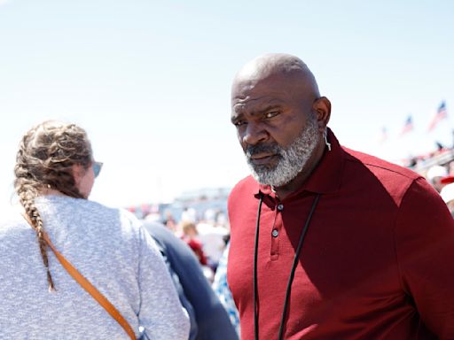 Giants legends Lawrence Taylor, Ottis Anderson speak at Donald Trump rally