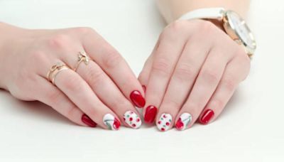 Esta es la manicura de cerezas inspirada en Bridgerton que se está volviendo tendencia en 2024