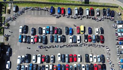 Picture shows 1,000-strong queue snaking round car park to see Nigel Farage