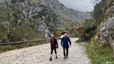 Hablan senderistas y turistas en Cabrales tras los dos graves accidentes en los Picos de Europa: 'Hay que ser precavidos, pero a veces no depende de uno'