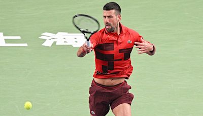 "Asombroso", "estás bromeando"... El sensacional tiro sin mirar de Novak Djokovic en su debut en Shanghai