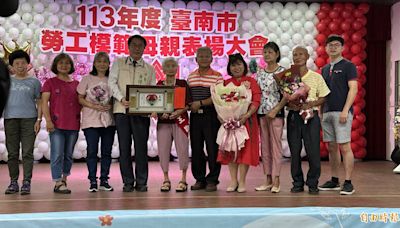 台南20勞工模範母親表揚 96歲王勸最年長
