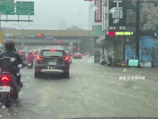 台南午後大雨！ 大灣交流道前路段積水變小河