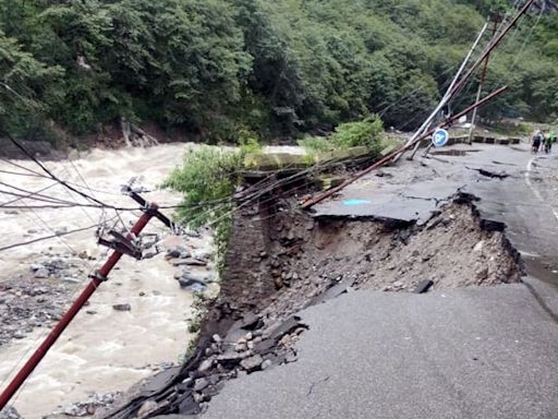 Swollen River Damages Road In Sonprayag; Traffic to Kedarnath Disrupted - News18