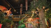 Dino Restaurante, em SP, tem show e brinquedos mas não se limita ao menu infantil