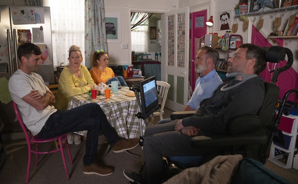 Coronation Street's Kit and Gemma urged to end Bernie feud