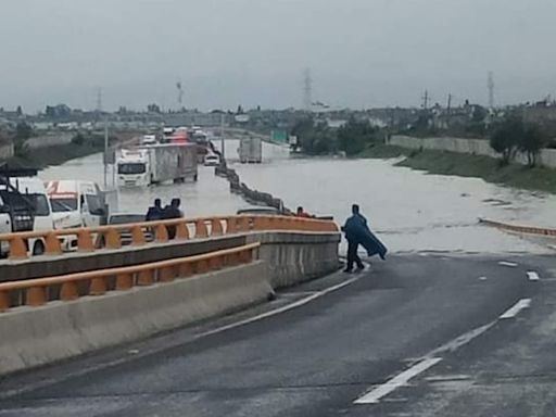 Cierran varios puntos del Circuito Exterior Mexiquense por inundaciones; checa dónde