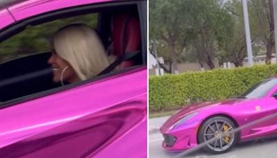 Karol G se luce con un Ferrari rosado en Miami: le contamos cuánto cuesta su ‘makinón’