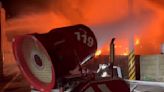 塑膠工廠大火黑夜燒到白天 出動消防機器人滅火