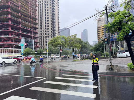 台中豪雨中指揮、交警義交堅守崗位交通不打結 | 蕃新聞