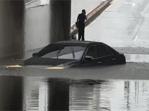 大雨開轟！竹南環市路地下道淹水 轎車「慘遭滅頂」畫面曝