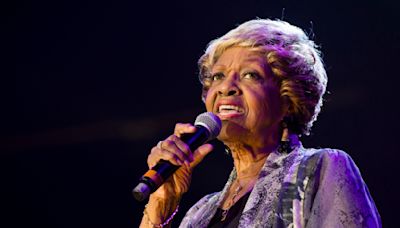 Cissy Houston, cantante de góspel galardonada y madre de Whitney Houston, muere a los 91 años