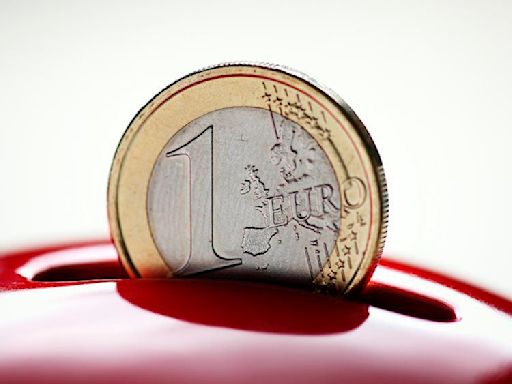 EUR/USD struggles to hold above 1.0700, Eurozone data, Fed policy in focus